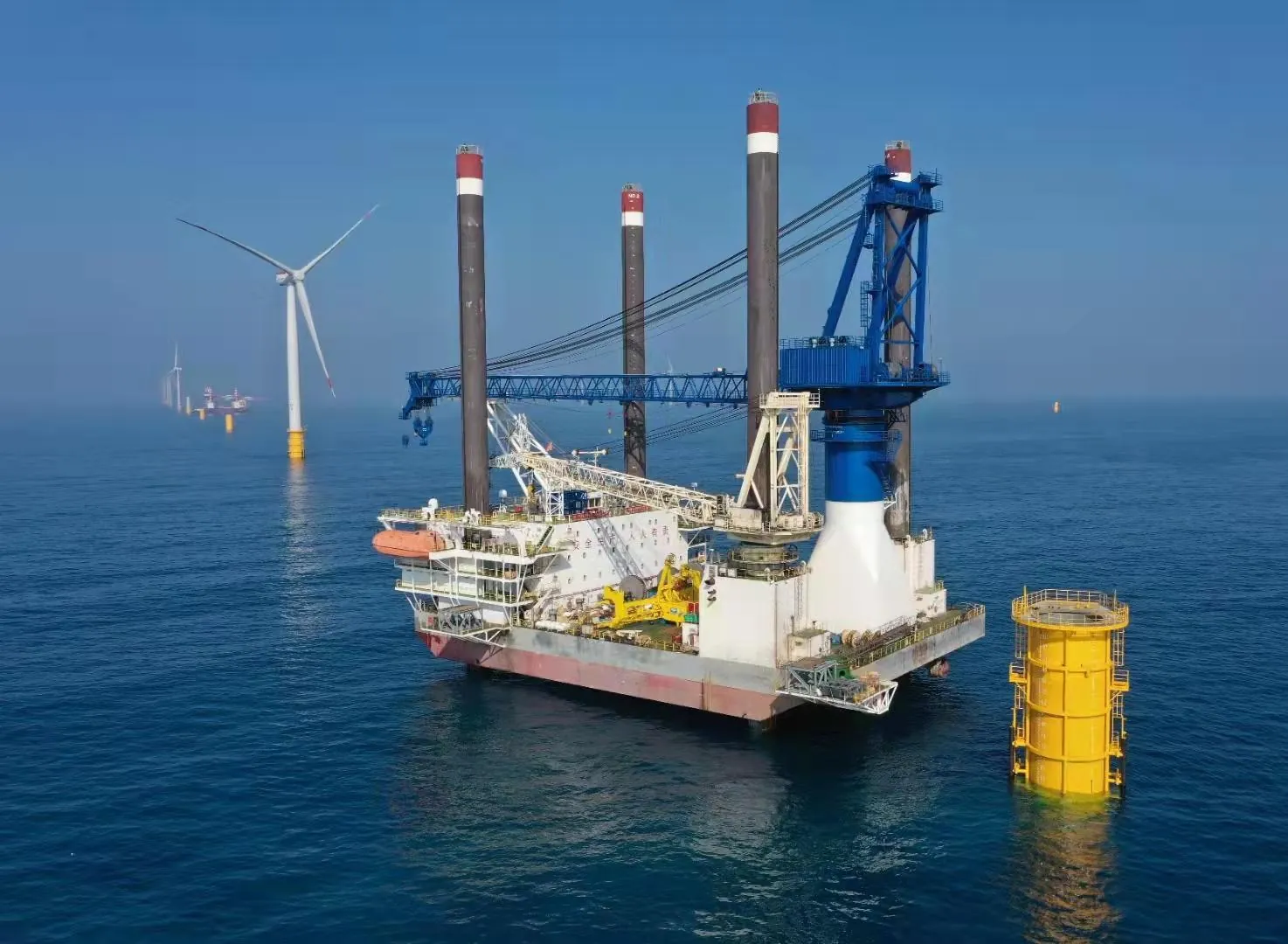 Offshore platform with a blue hull