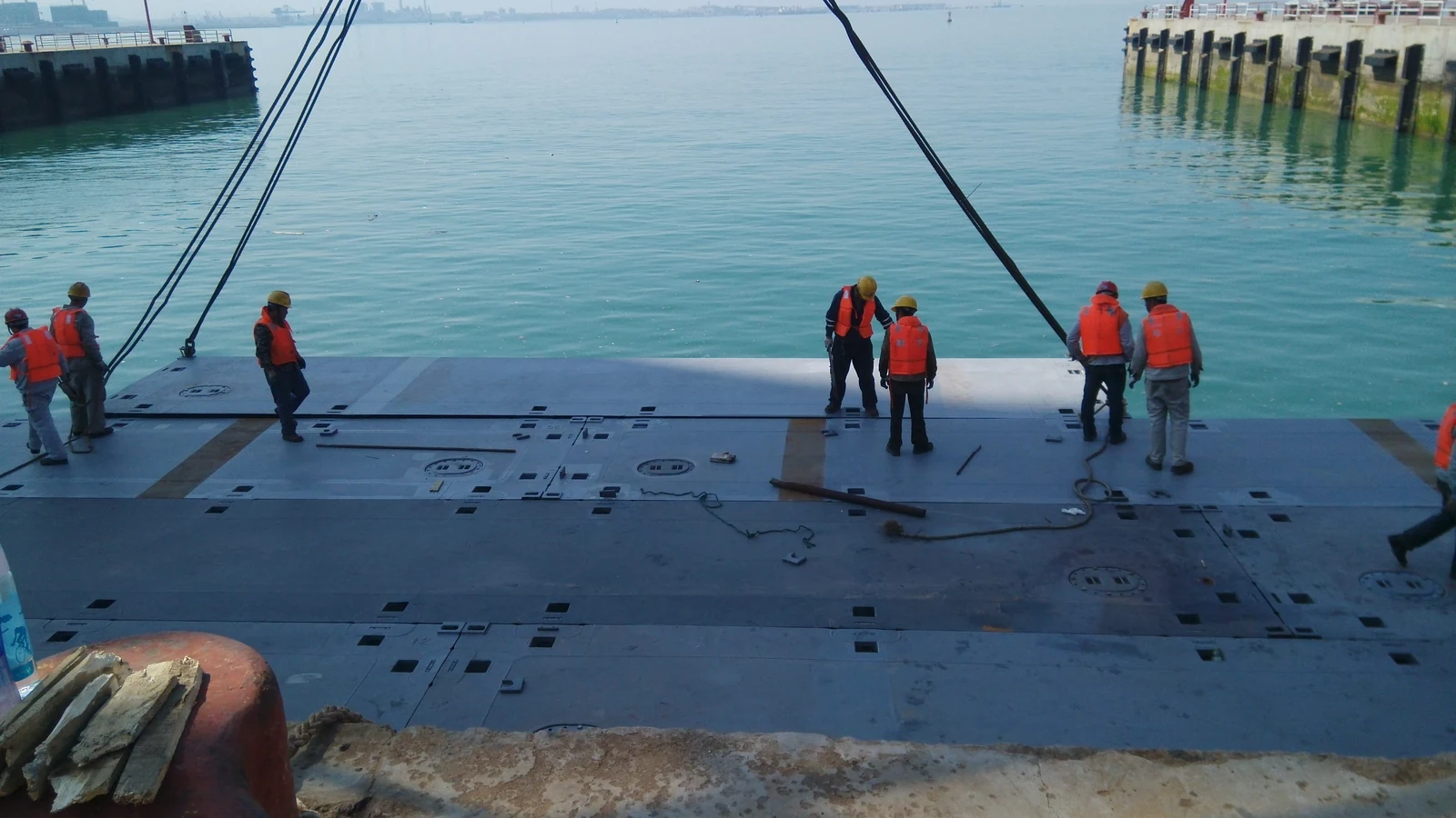 On-site connection and assembly of floating modules